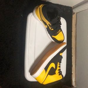 Yellow and black air Jordan 1. Only worn once !!